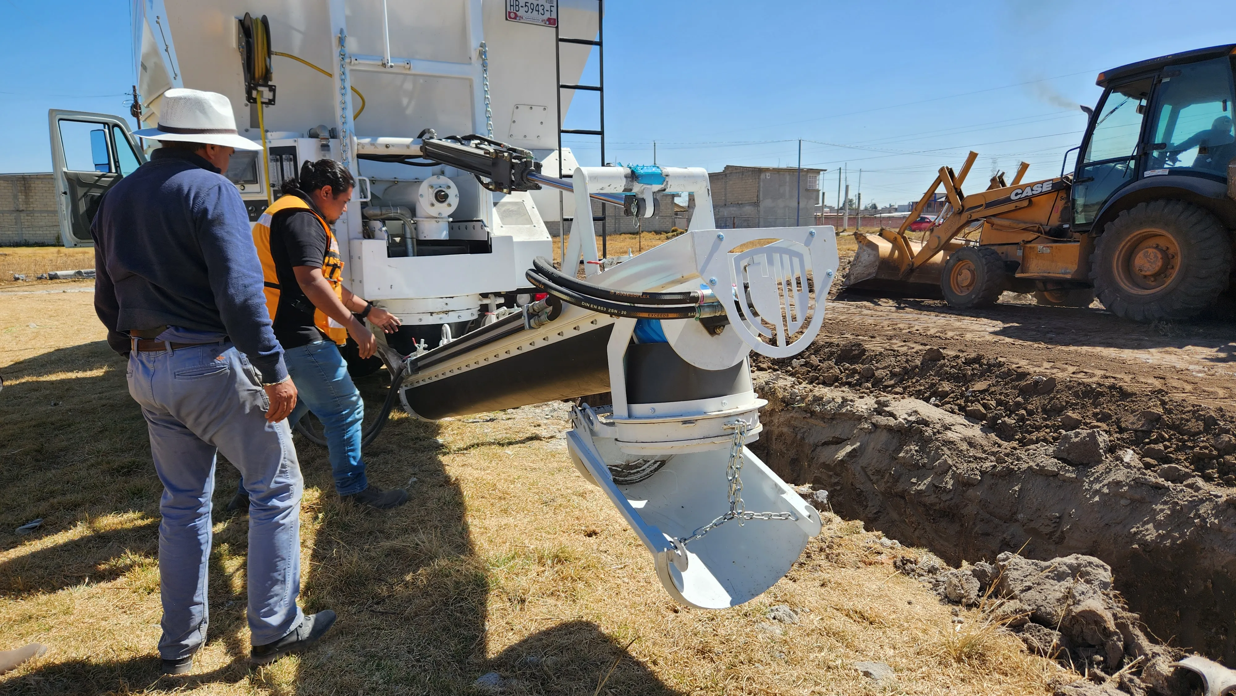 planta dosificadora de concreto móvil operando en obra habitacional, producción controlada de concreto en sitio, renta vs compra: ¿qué opción te conviene para tu obra?